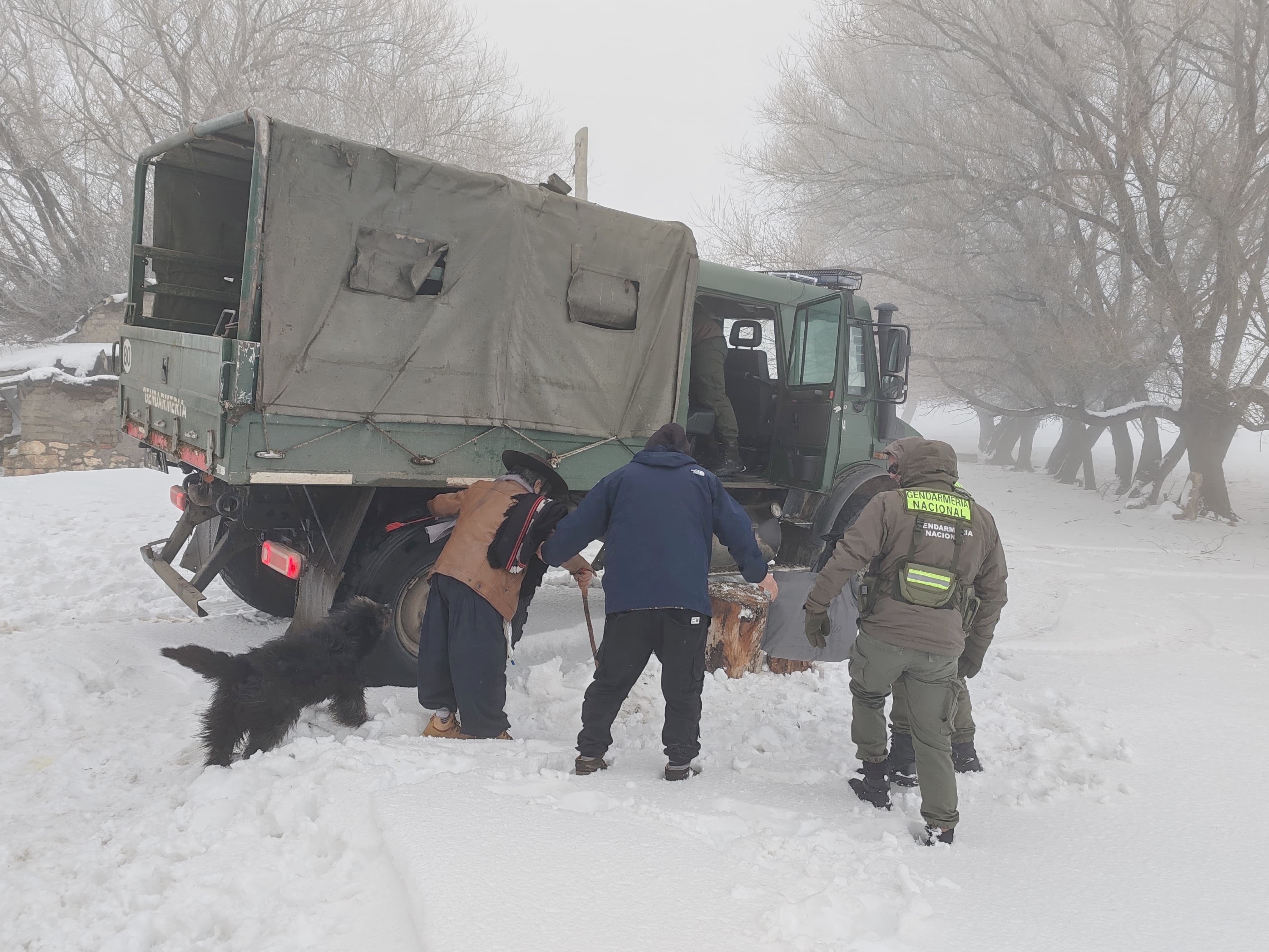 Gendarmería Nacional, un enfermero y un baqueano participaron del rescate en Neuquén y lograron asistir al adulto mayor aislado por la nieve