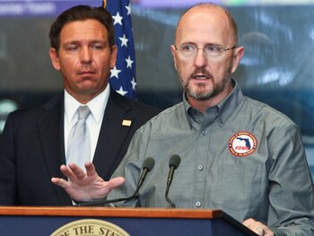 Kevin Guthrie, director de las operaciones de emergencia en Florida, enfatizó la necesidad de las evacuaciones tempranas, acompañado por el gobernador Ron DeSantis. (REUTERS/Phil Sears)