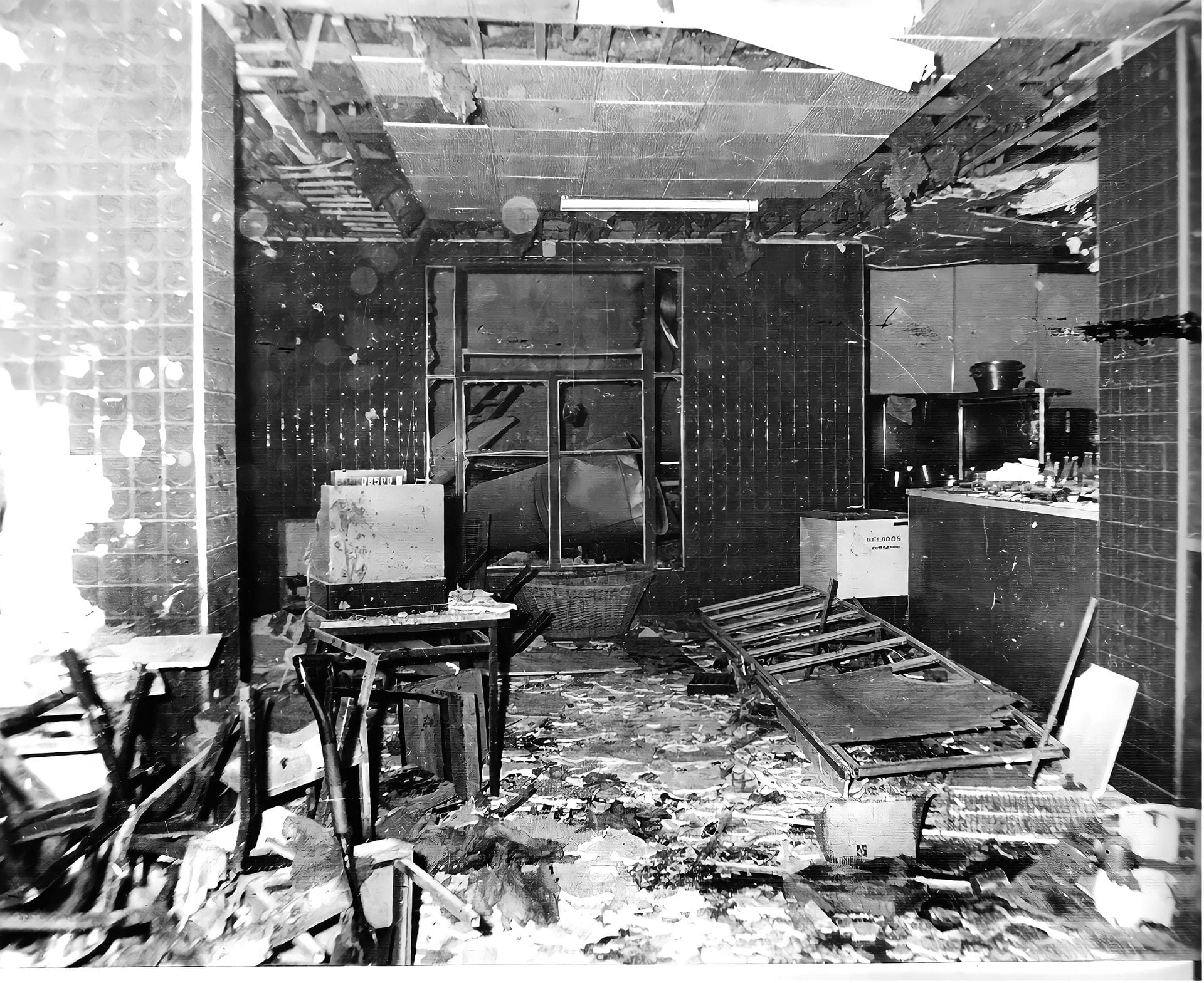 Estado en el que quedó el comedor de la Superintendencia de Seguridad Federal, en la que se usó una bomba similar a la que estalló en el microcine