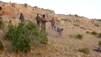 El video muestra repetidas escenas