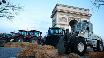 Tractores aparcados junto al Arco