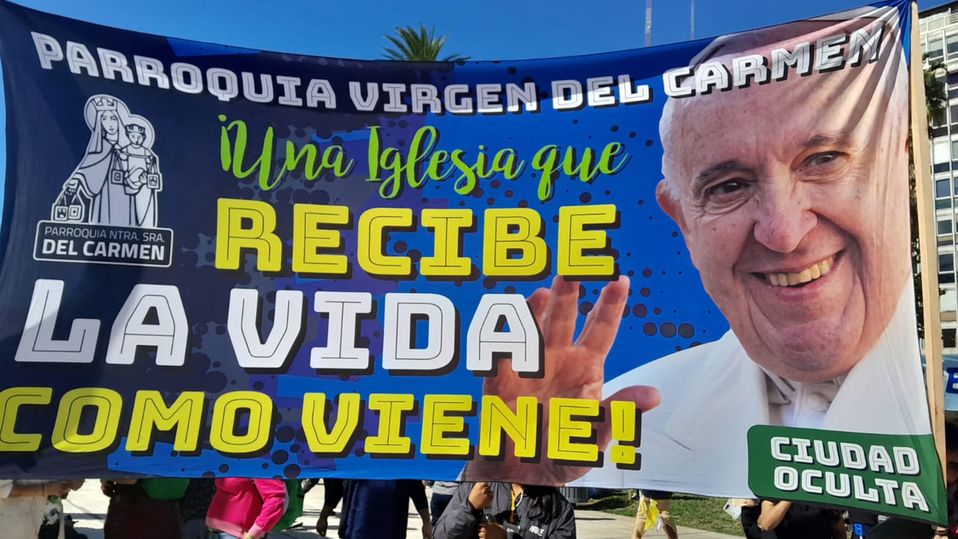 Bandera desplegada en Plaza de Mayo, en el día que una multitud despidió al Papa Francisco. La frase