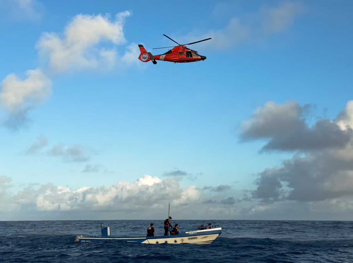 El escuadrón aéreo de la Guardia Costera puso a disposición el helicóptero MH-65E Dolphin, durante los recientes operativos (United States Coast Guard)