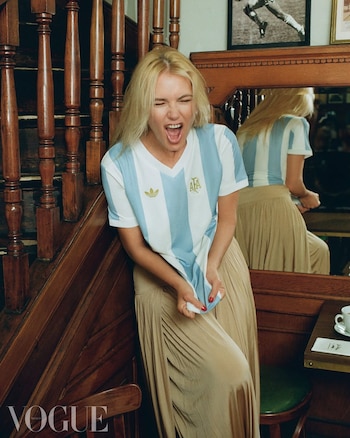 Valeria Mazza posa en una confitería clásica de Buenos Aires luciendo una camiseta retro de la selección
