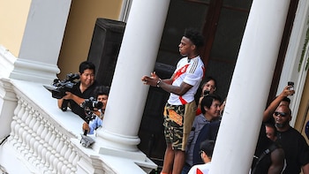 Una vendedora callejera reclama al