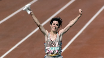 Joan Benoit se hizo con la presea dorada en la primera maratón femenina en unos Juegos Olímpicos.