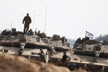 Soldados israelíes junto a tanques