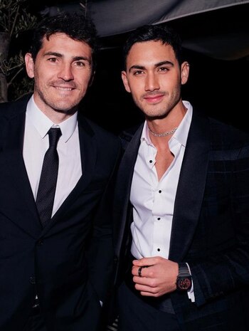 El mexicano posó junto a