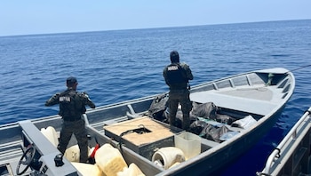 La operación conjunta entre la Marina de Defensa Nacional y la Policía Nacional Civil permitió capturar a seis presuntos narcotraficantes de varias nacionalidades./ (Ejército de Guatemala)