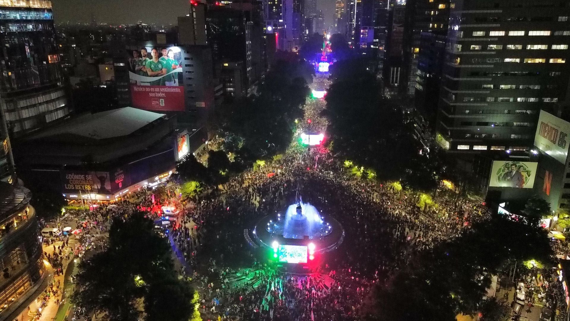 CIUDAD DE MÉXICO, 30JUNIO2026.- Miles de aficionados celebran en las inmediaciones del Ángel de la Independencia, el triunfo de la Selección Mexicana ante Ecuador durante los 16vos de final de la Copa del Mundo 2026. FOTO: GALO CAÑAS/CUARTOSCURO.COM