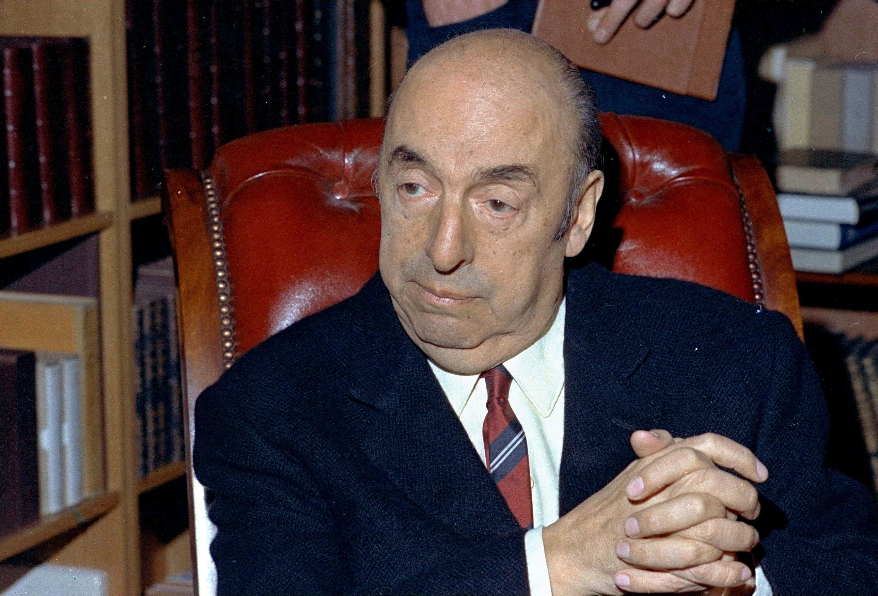 El poeta chileno y Nobel de Literatura Pablo Neruda en París en octubre de 1971 (AP Foto/Michel Lipchitz, Archivo)