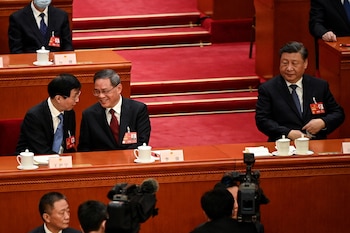 Wang Huning y el premier chino Li Qiang, junto a Xi Jinping (via Reuters)