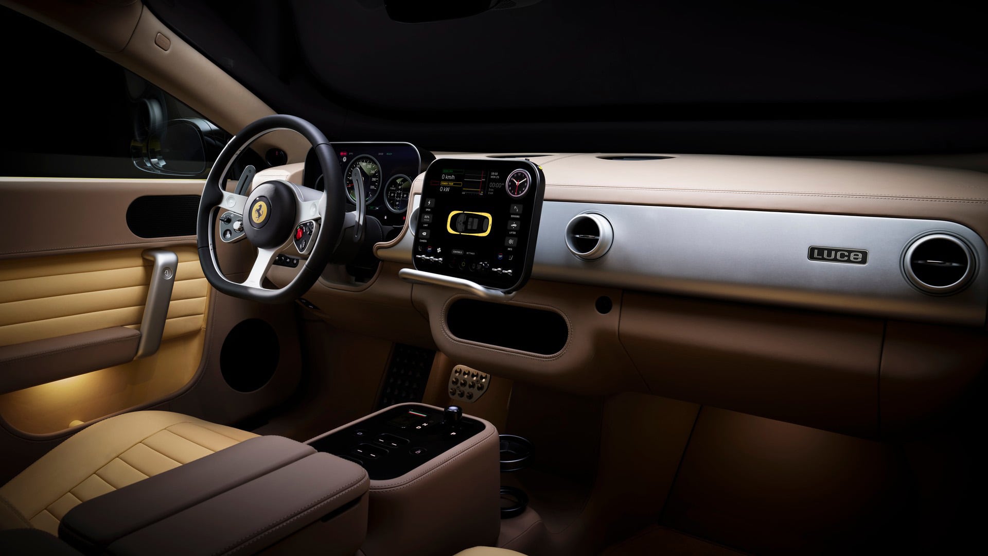 El interior del Ferrari Luce revela un diseño elegante y futurista, destacando la pantalla central y la disposición de los mandos en este primer vehículo eléctrico de la marca. (Ferrari)