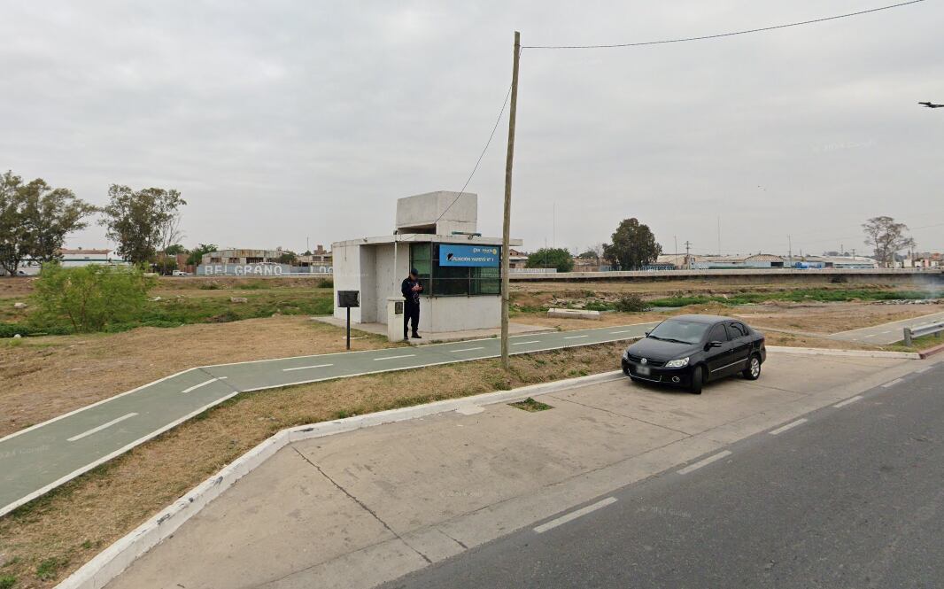 La casilla policial está situada en la Costanera norte de Córdoba, entre las calles Bailen y Caroya (Google Maps)
