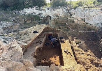 30/10/2026 Descubren restos funerarios de hace 3.500 años que permitirán investigar los rituales en la Edad de Bronce en Mallorca.
Un equipo de investigación del Consejo Superior de Investigaciones Científicas (CSIC) ha documentado restos humanos y materiales arqueológicos de hace unos 3.500 años, un hallazgo que abre nuevas posibilidades para estudiar las prácticas funerarias y las comunidades prehistóricas de Mallorca.
SOCIEDAD
CSIC