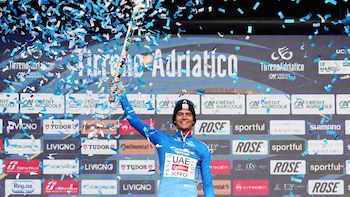 Isaac del Toro alza el