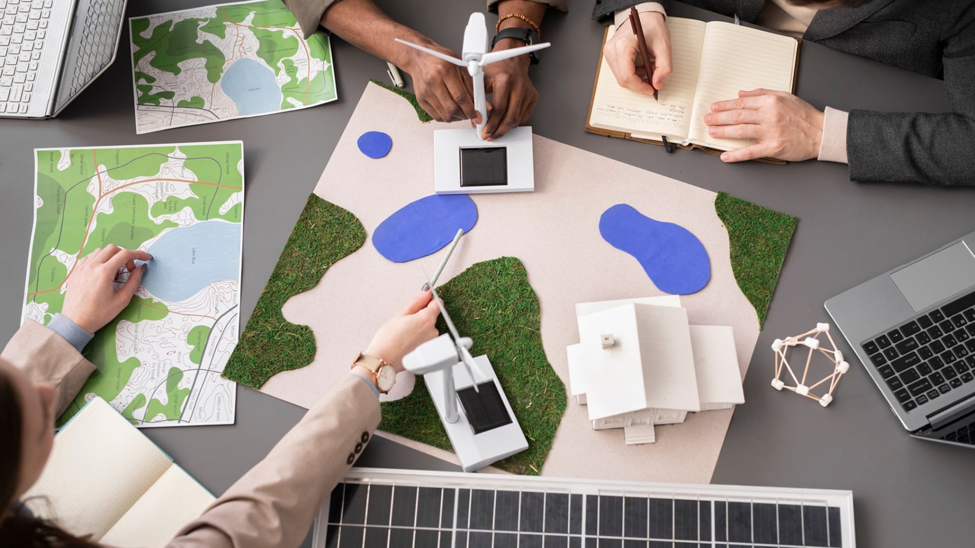 Expertos coinciden en el uso de tecnologías emergentes para enfrentar el cambio climático. (Foto: Summit Ambiental 2025)