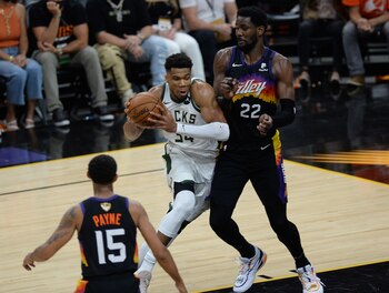 Giannis Antetokounmpo pudo jugar pese a las dudas por su lesión en la rodilla (Foto: USA TODAY Sports)