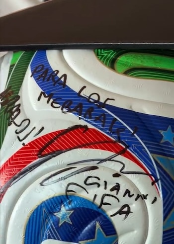 Gianni Infantino le obsequió un balón autografiado a Shakira, en reconocimiento por su contribución a difundir la Copa del Mundo - crédito @gianni_infantino/Instagram
