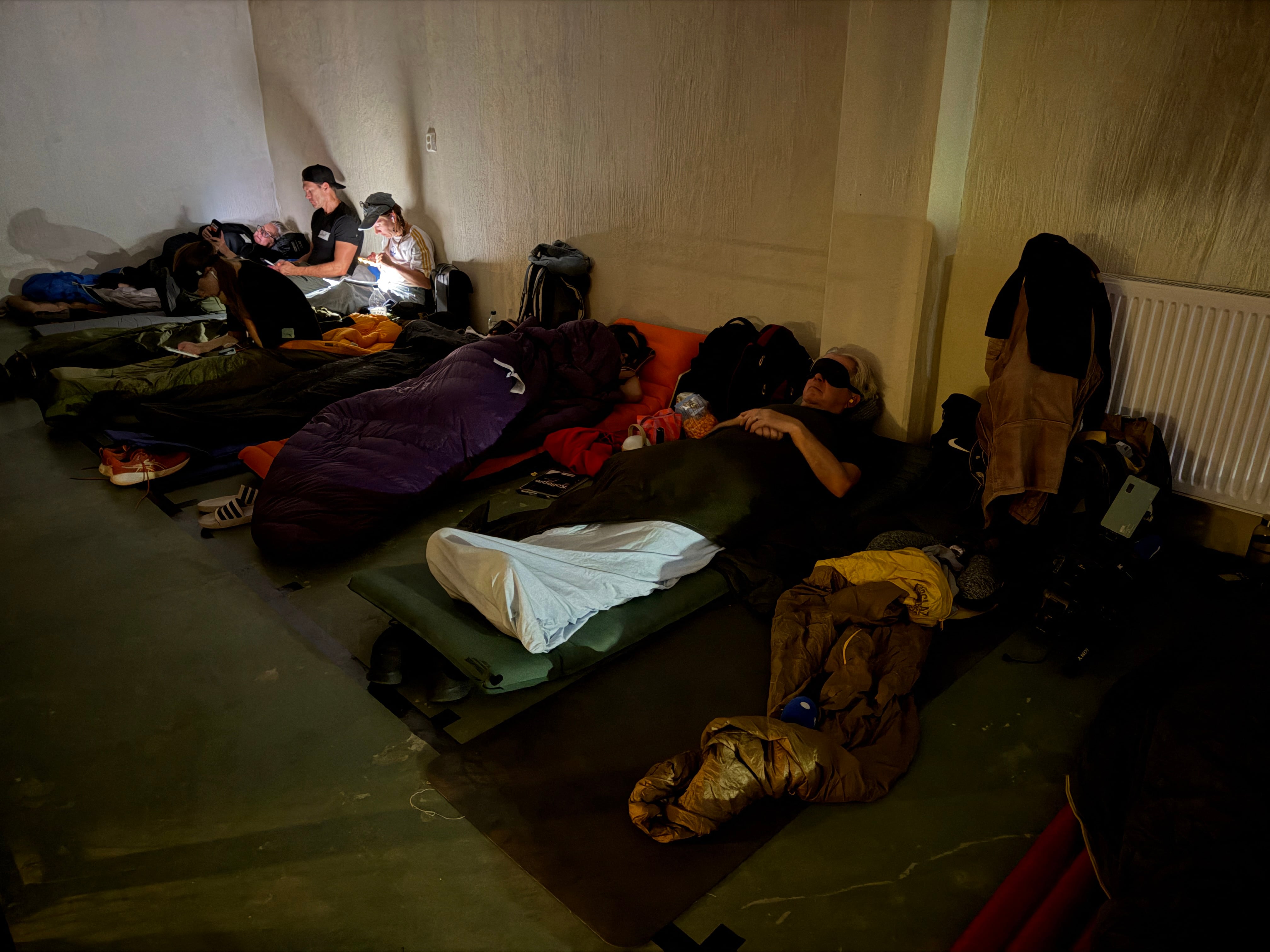 El ruido ininterrumpido del sistema de ventilación y el encierro dificultaron el descanso nocturno de los asistentes en el refugio antiaéreo. (JONATHAN KLEIN / AFP)