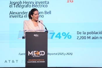 Representantes de telecomunicaciones debatieron sobre conectividad y neutralidad de red en la Ciudad de México. El encuentro abordó infraestructura digital, espectro radioeléctrico e Inteligencia Artificial. Especialistas coincidieron en la necesidad de fortalecer el talento y la ciberseguridad en México. El Summit reunió a voces del sector público y privado para analizar la productividad impulsada por la IA.
La sexta edición del encuentro reafirmó el compromiso con la soberanía tecnológica y la innovación local. (Cortesía México Digital Summit)