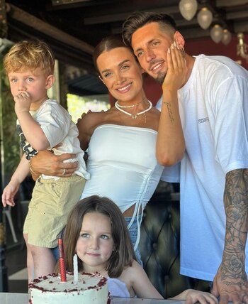 Camila, junto a sus hijos