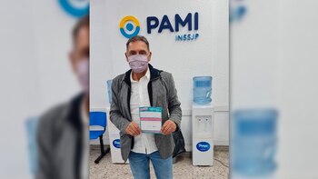 Miguel posó con el certificado