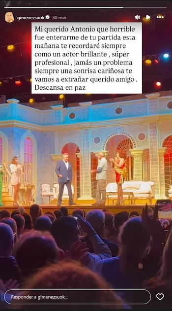 Captura de una red social con un texto de pésame sobre una fotografía de actores en un escenario frente al público de un teatro