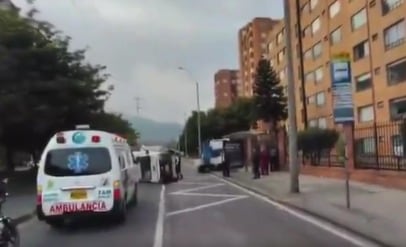 Se volcó una ambulancia en importante vía de Bogotá: una persona lesionada y caos vial en el norte de la ciudad