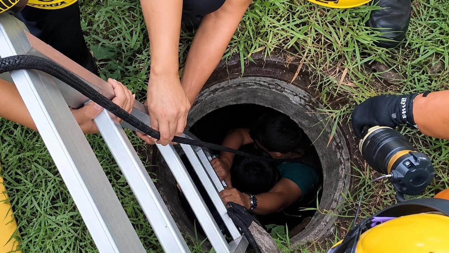 La víctima cayó desde unos ocho metros de altura tras perder el equilibrio mientras caminaba por el bulevar del Ejército durante la noche (Foto cortesía Comandos de Salvamento)