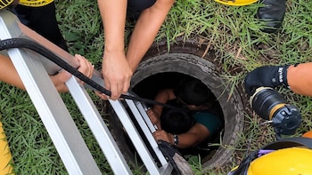Rescataron a un salvadoreño que permaneció nueve horas atrapado en una alcantarilla de ocho metros en un bulevar capitalino
