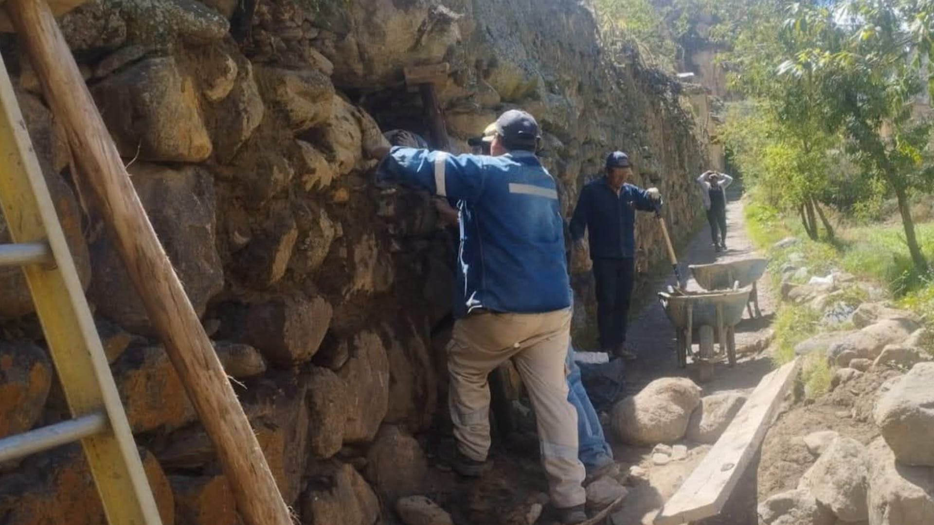 Un segmento de un muro de factura inca colapsó en la calle Santa Rosa debido al deterioro asociado a la humedad y las lluvias persistentes. Difusión
