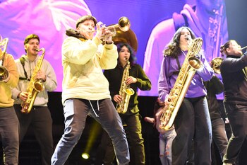 Coros, bandas musicales y baile,