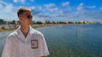 La playa donde veranea Dani Olmo: aguas cristalinas, humedales naturales y un faro emblemático en la Costa Dorada