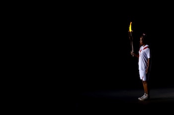 Naomi Osaka porta la antorcha Olímpica en la ceremonia de apertura de Tokio 2020. REUTERS/Leah Millis