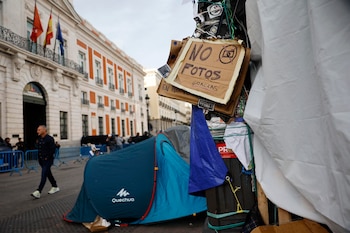 Un cartel pide que no se hagan fotos en la acampada de la Puerta del Sol.