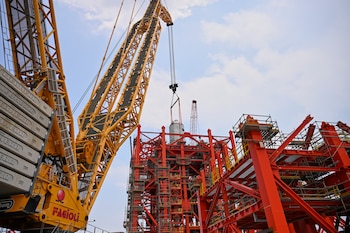 El reactor instalado será clave para la siguiente etapa de producción de acero en el Centro Industrial Ternium. Convoy de 170 tráileres transporta los componentes de la grúa desde su punto de origen hasta Pesquería, Nuevo León. Coordinación entre autoridades aeroportuarias y Ternium permite ejecutar la maniobra sin afectar rutas aéreas.
