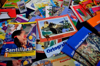 En la imagen, donación de 23.500 libros de texto y de literatura juvenil realizada por la editorial española Santillana al ministerio guatemalteco de Educación en Ciudad de Guatemala (Guatemala). EFE/Ulises Rodríguez/Archivo