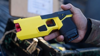Avanza un proyecto de ley para habilitar el uso de las pistolas Taser para la Policía Bonaerense