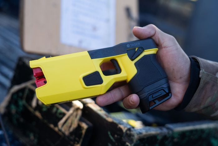 La Legislatura bonaerense aprobó el dictamen de comisión para tratar la habilitación de las pistolas Taser en la Policía provincial