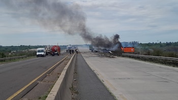 El tránsito en la Ruta 14 se interrumpió por completo para facilitar el accionar de bomberos y policía tras el grave accidente vial
