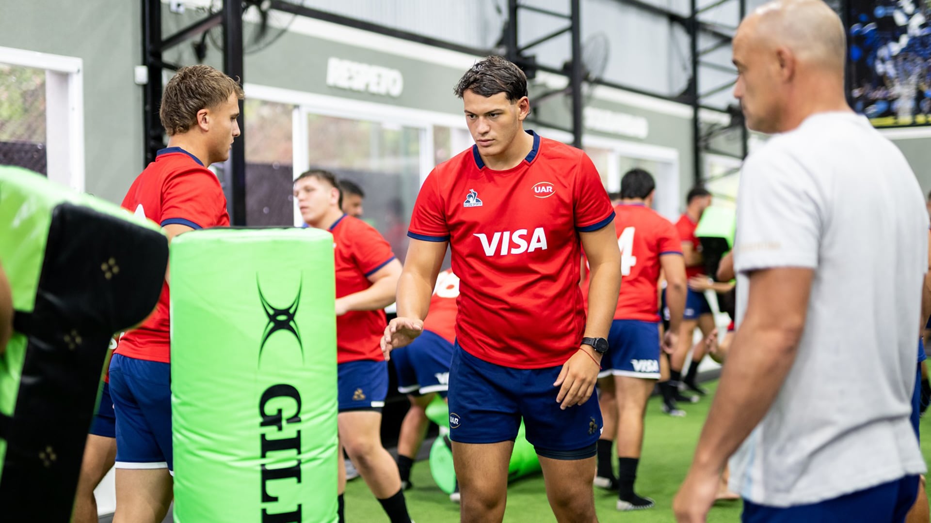 Nicolás Fernández Miranda, head coach del equipo argentino, observando el entrenamiento (@lospumitasarg)