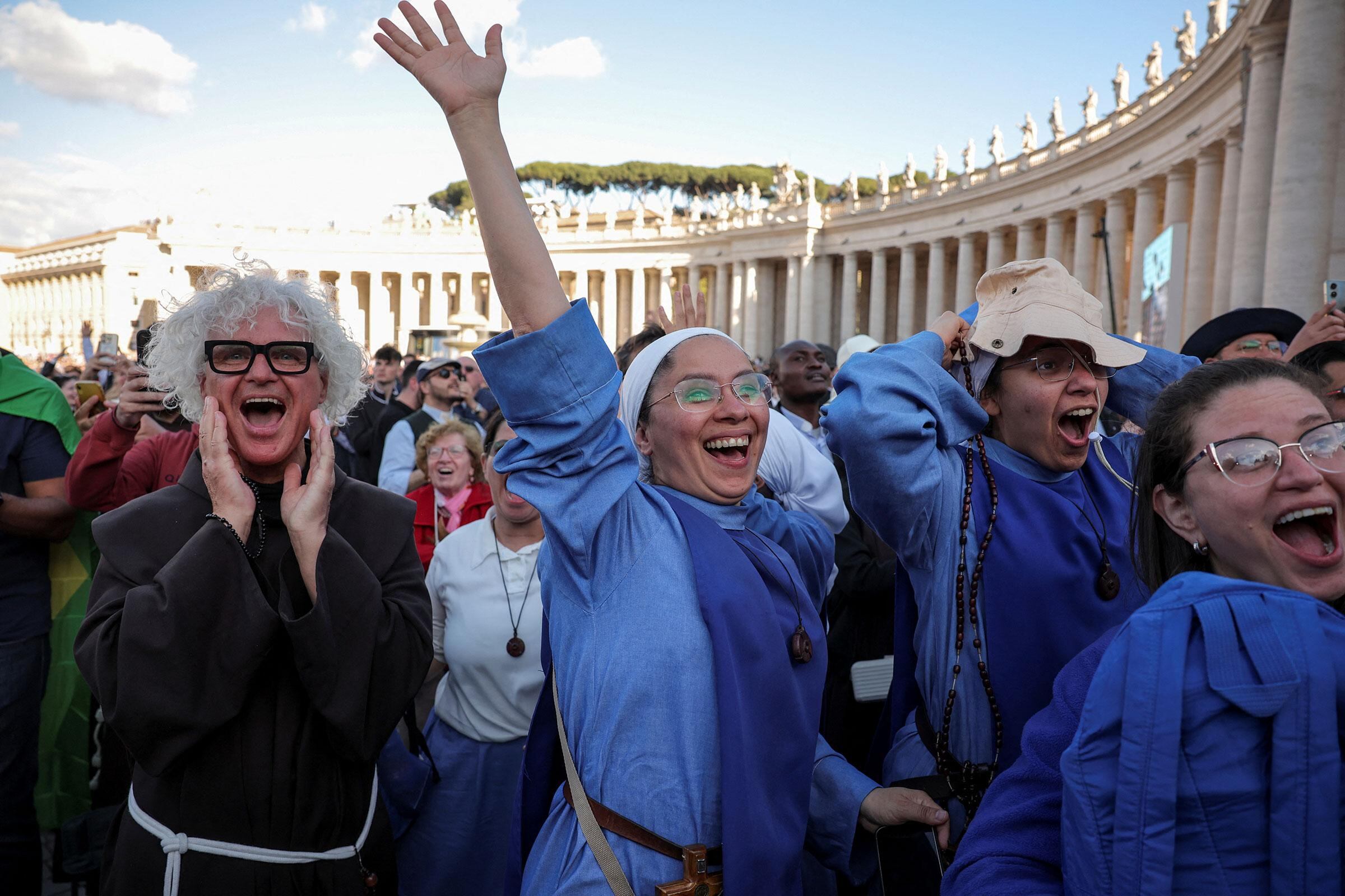 La multitud reaccionando ante el humo blanco que sale de la chimenea de la Capilla Sixtina, lo que indicó que se eligió un nuevo papa, en el Vaticano, el 8 de mayo (Marko Djurica—Reuters)