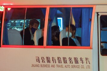 Kerry arriba a un hotel