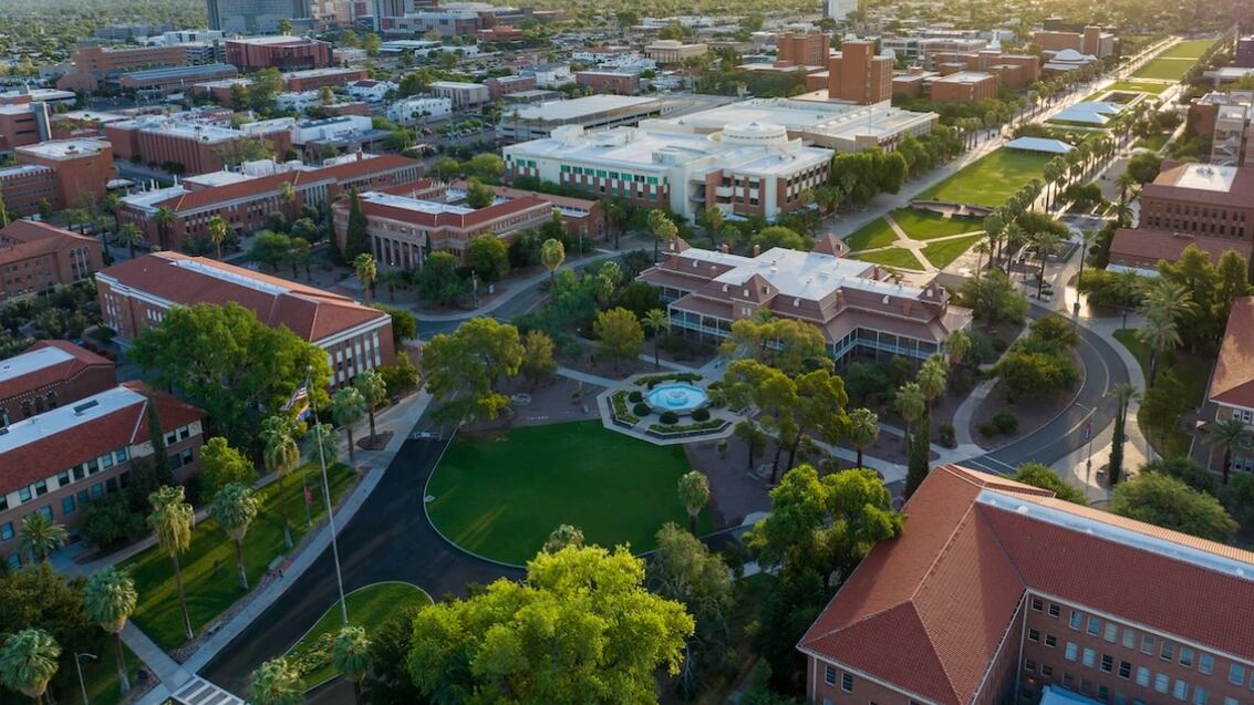 Crisis en las fraternidades de Arizona: una estudiante acusa a dos hombres de agredirla sexualmente en una casa ya sancionada por novatadas