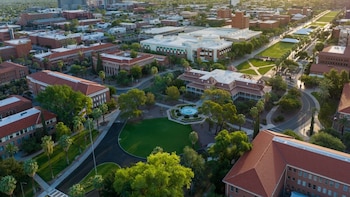 Crisis en las fraternidades de Arizona: una estudiante acusa a dos hombres de agredirla sexualmente en una casa ya sancionada por novatadas