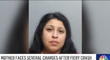 Primer plano de un mugshot policial de una mujer de cabello oscuro, mirando directamente a la cámara con un fondo gris claro