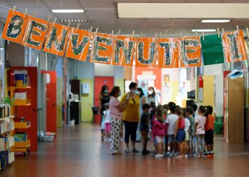 Un cartel dice "Bienvenidos" en