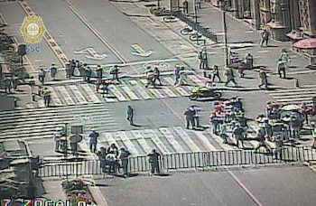 Manifestantes bloquean la circulación en avenida 20 de Noviembre y Venustiano Carranza, en la colonia Centro Histórico, alcaldía Cuauhtémoc (X@OVIALCDMX)