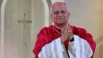 El papa León XIV saluda durante una vigilia de oración con jóvenes en el Stade de France en Saint-Denis, cerca de París, el 25 de septiembre de 2026. (Foto AP/Emma Da Silva)